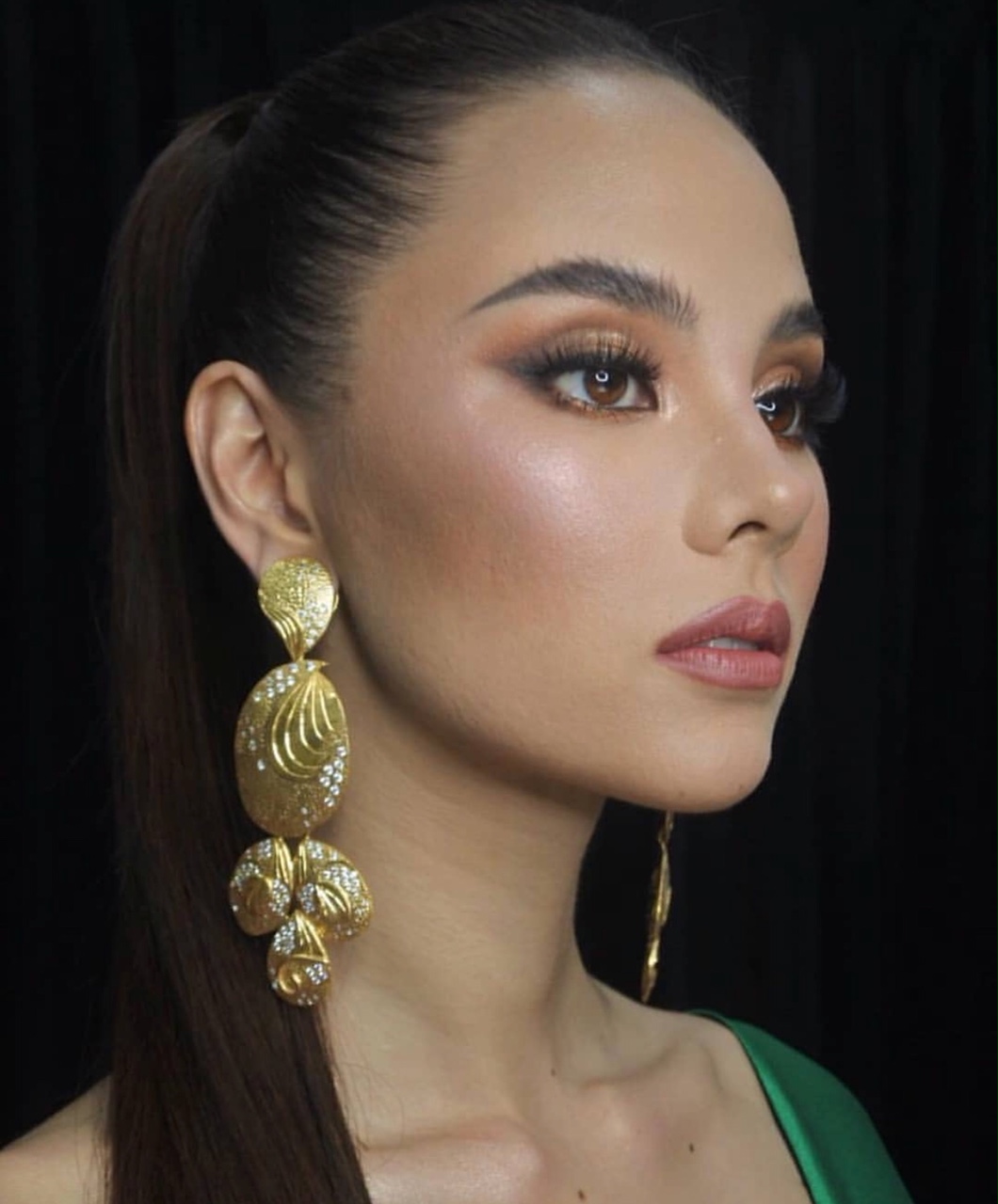 Instagram @catrionagray Bedarah kacukan Scotland dan Filipina.